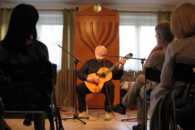 Theodore Bikel in concert at Beit Warszawa